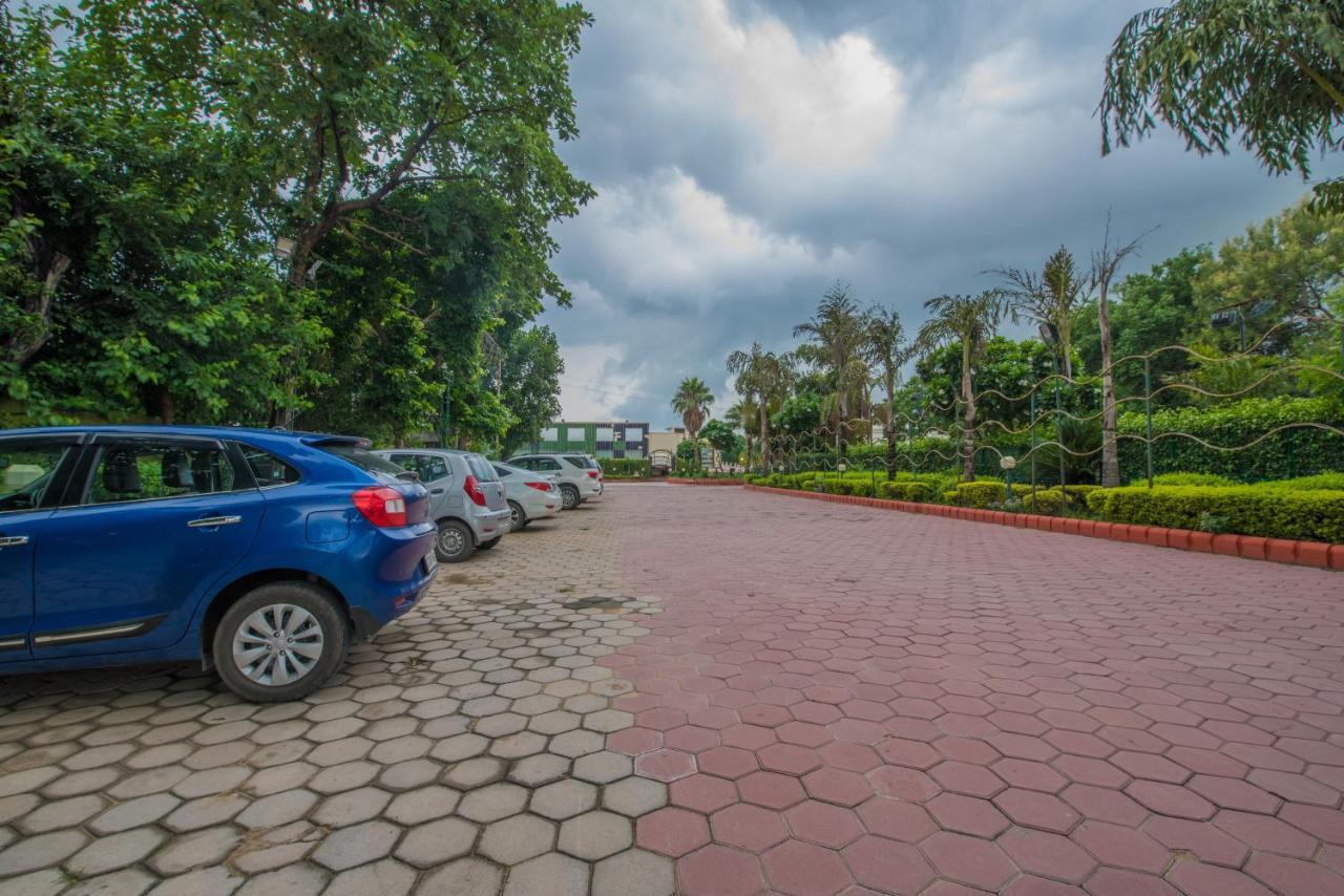 Hotel Celebration Gardens Nowe Delhi Zewnętrze zdjęcie